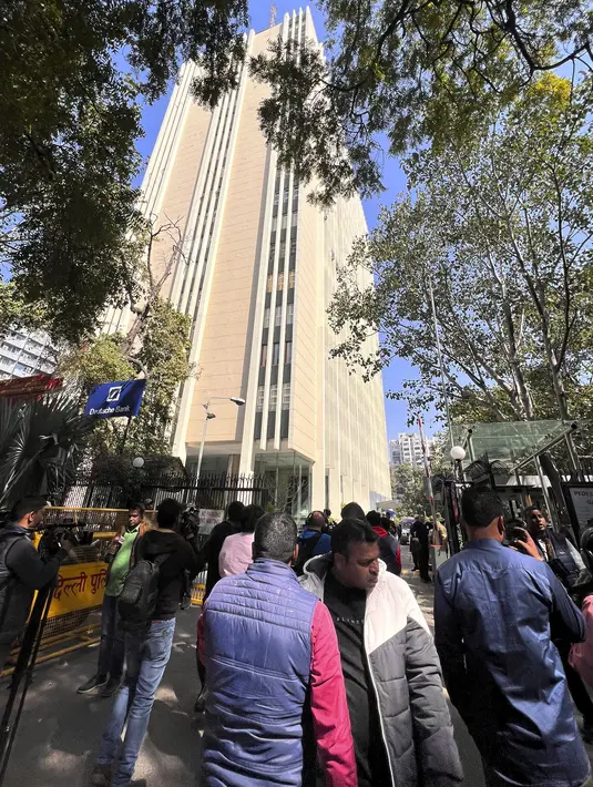 Anggota media melaporkan dari luar gedung kantor tempat otoritas pajak India menggerebek kantor BBC di New Delhi, Selasa (14/2/2023). Otoritas pajak India melakukan penggeledahan kantor BBC di New Delhi, kata seorang jurnalis di lembaga penyiaran itu kepada AFP, beberapa minggu setelah menayangkan film dokumenter yang mengkritik Perdana Menteri Narendra Modi. (Sajjad HUSSAIN / AFP)