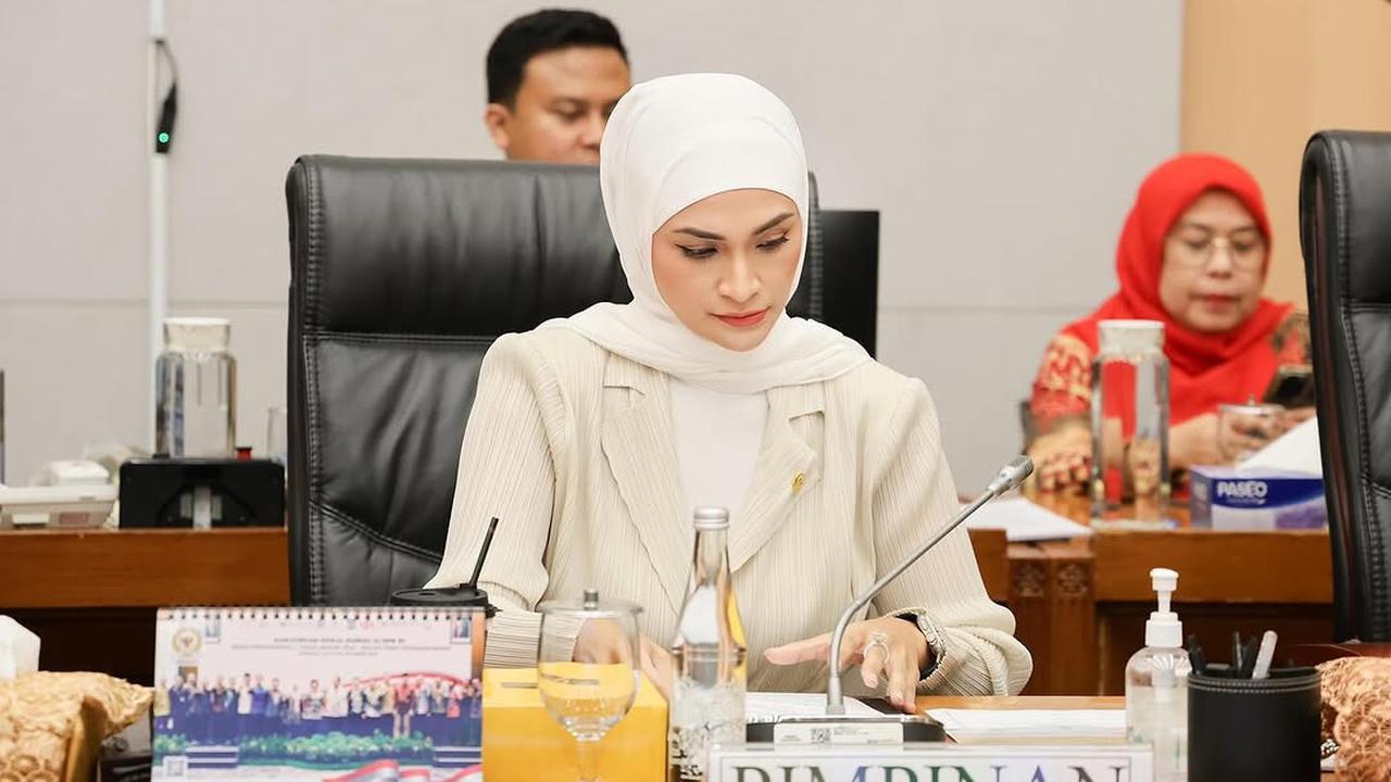 Potret Putri Zulhas saat Pimpin Rapat, Auranya Berkharisma
