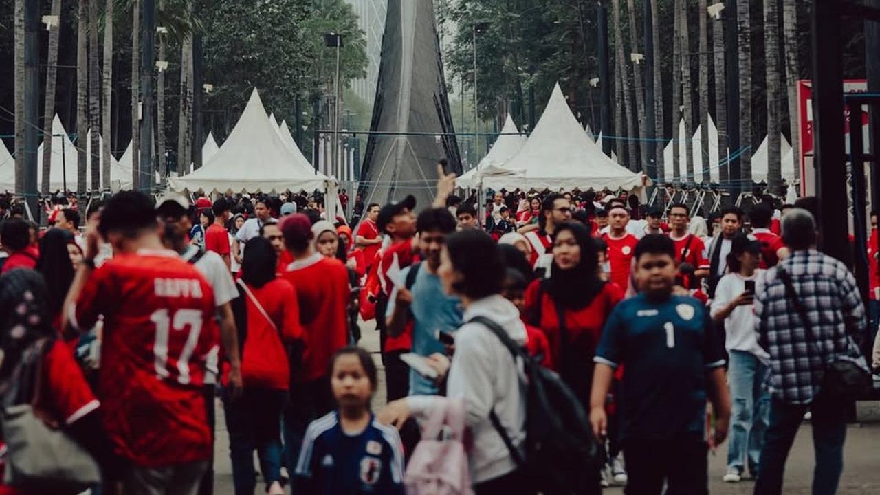 Inspirasi Outfit Nonton Bola di Stadion, Stylish Tapi Tetap Nyaman