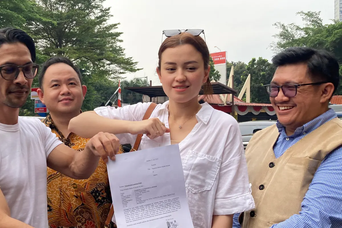 Edward Akbar kembali bertemu dengan Kimberly Ryder di Polres Metro Jakarta Selatan, Jumat (11/7/2025). (Liputan6.com/M Altaf Jauhar)