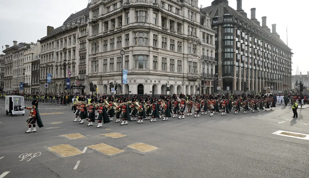 Pasukan berbaris di luar Istana Westminster menjelang upacara penobatan Raja Charles III di London, Sabtu (6/5/2023). (AP Photo/Markus Schreiber)