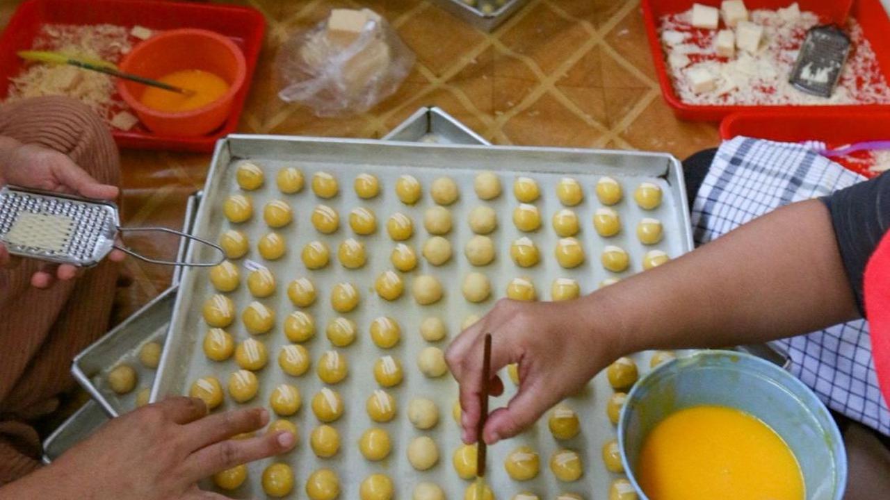FOTO: Kebanjiran Pesanan untuk Idulfitri, Industri Rumahan di Ciganjur Ini Sampai Rekrut Ratusan Ibu-Ibu Bikin Kue Lebaran