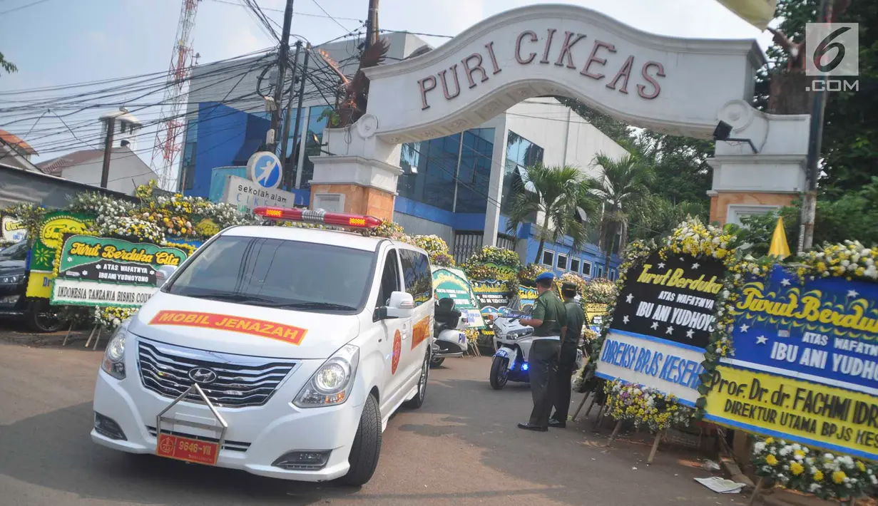 Ambulans membawa jenazah Ani Yudhoyono dari Puri Cikeas, Bogor, Jawa Barat, Minggu (2/6/2019). Ani Yudhoyono akan dimakamkan di TMP Kalibata. (Liputan6.com/Immanuel Antonius)