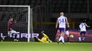 Striker Fiorentina, Franck Ribery (kanan) melepaskan tendangan ke gawang Torino yang membuahkan gol bagi timnya dalam laga lanjutan Liga Italia 2020/21 pekan ke-20 di Olympico Grande Stadium, Jumat (29/1/2021). Fiorentina bermain imbang 1-1 dengan Torino. (LaPresse via AP/Fabio Ferrari)