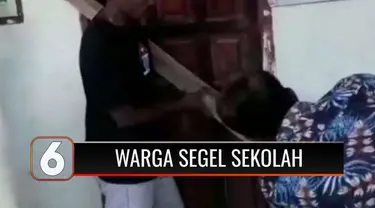 Sejumlah warga Sikka, NTT menyegel sebuah sekolah lantaran kesal karena kepala sekolah memecat empat guru honorer tanpa alasan yang jelas. Warga akan menyegel sekolah sampai kasus terselesaikan.