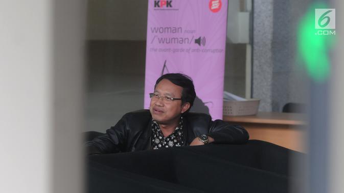 Direktur Utama PT Pembangkitan Jawa Bali (PJB) Iwan Agung Firstantara menunggu di lobi gedung KPK, Jakarta, Kamis (25/4). Iwan Agung Firstantara diperiksa sebagai saksi untuk tersangka Direktur Utama PLN nonaktif Sofyan Basir terkait kasus dugaan suap proyek PLTU Riau-1. (merdeka.com/Dwi Narwoko)