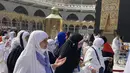 Jemaah haji Irak mengelilingi Ka'bah tanpa jarak sosial saat ibadah umrah di kota suci Muslim Mekah, Arab Saudi, Minggu (6/3/2022). Arab Saudi mengambil kebijakan untuk mengakhiri semua pembatasan Covid-19 termasuk kebijakan jaga jarak dan menggunakan masker di luar ruangan. (AP Photo/Amr Nabil)