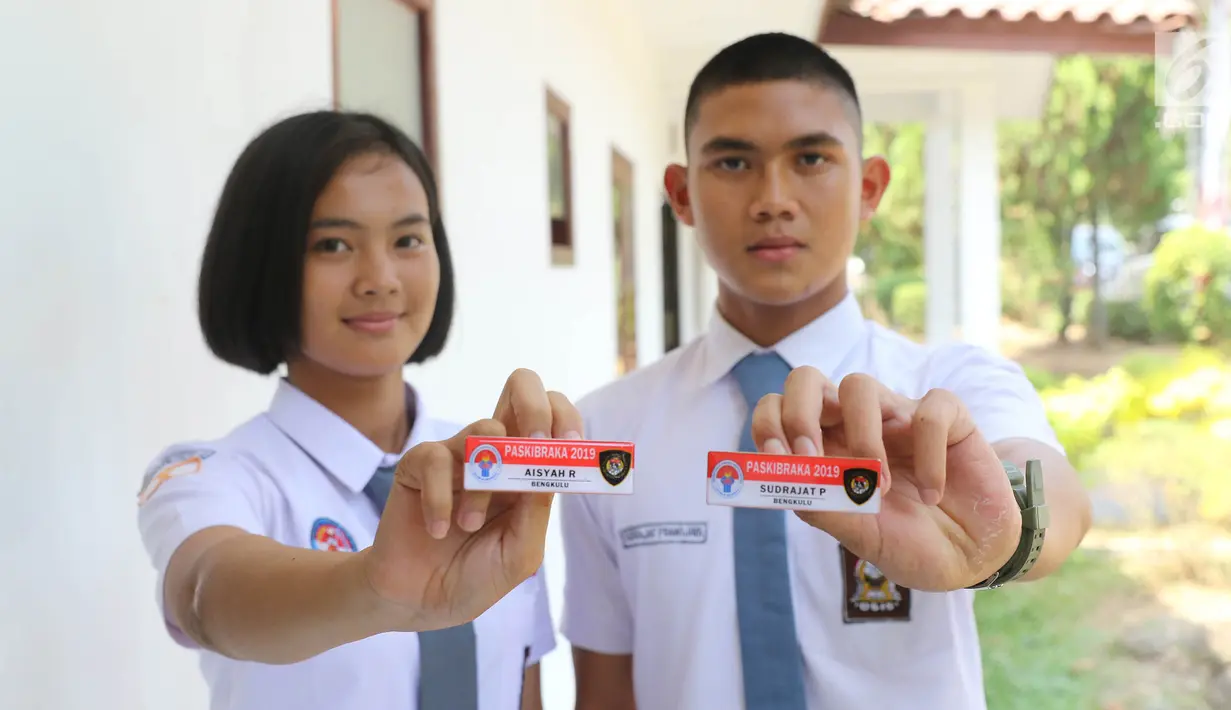 Calon Paskibraka Nasional 2019 dari Bengkulu menunjukkan tanda peserta di Desa Bahagia Cibubur, Jakarta, Kamis (25/7/2019). Calon Paskibraka Nasional 2019 mengikuti pendidikan dan pelatihan pasukan pengibar bendera pusaka dari tanggal 25 juli sampai 23 Agustus 2019. (Liputan6.com/Herman Zakharia)
