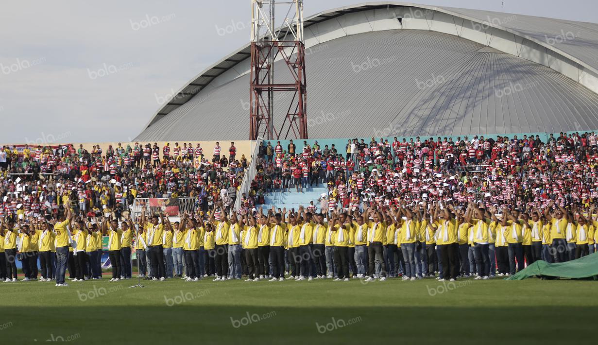 Aksi para anggota polisi menjadi hiburan tersendiri dalam acara launching tim Bhayangkara Surabaya United di Stadion Gelora Deltras, Sidoarjo, Minggu (24/4/2015). (Bola.com/Zulfirdaus Harahap)