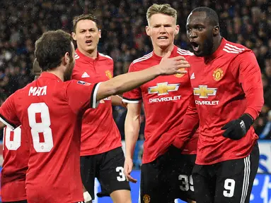 Para pemain Manchester United merayakan gol Romelu Lukaku saat melawan Huddersfield Town pada putaran kelima Piala FA di John Smith stadium, Huddersfield, (17/2/2018). Manchester United menang 2-0. (AFP/Oli Scarff)