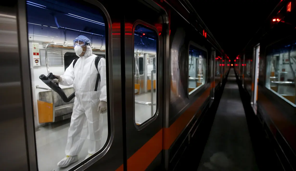 Petugas melakukan pembersihan di dalam kereta guna mencegah penyebaran virus MERS di stasiun Seoul Metro, Goyang, Korsel, (9/6/2015). Sekitar 95 orang terjangkit wabah virus MERS dan 7 orang meninggal dunia di Korsel. (REUTERS/Kim Hong-Ji)