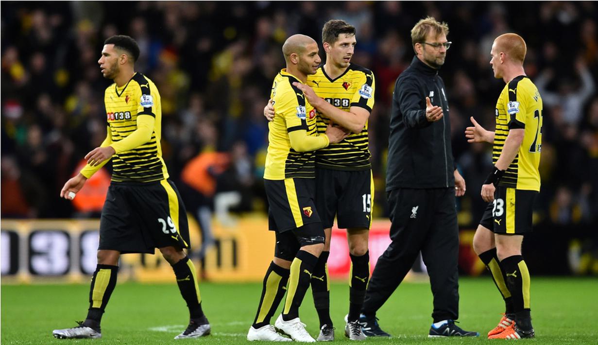 Pelatih Liverpool, Jurgen Klopp, menyalami pemain Watford setelah Liverpool takluk 0-3 dari Watford di Stadion Vicarage Road, Minggu (20/12/2015). (AFP/Ben Stansall)