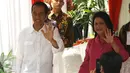 Presiden Joko Widodo (Jokowi) didampingi Ibu Negara, Iriana, memperlihatkan jarinya yang telah dicelup tinta setelah menyalurkan hak pilih mereka pada Pilkada DKI 2017 putaran kedua di TPS 04 Gambir, Jakarta, Rabu (19/4). (Liputan6.com/Angga Yuniar)
