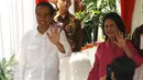 Presiden Joko Widodo (Jokowi) didampingi Ibu Negara, Iriana, memperlihatkan jarinya yang telah dicelup tinta setelah menyalurkan hak pilih mereka pada Pilkada DKI 2017 putaran kedua di TPS 04 Gambir, Jakarta, Rabu (19/4). (Liputan6.com/Angga Yuniar)