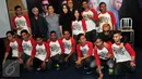 Para peserta Vidio.com Music Battle saat berpose dengan para musisi saat konfrensi pers jelang babak grand final kompetisi Music Batle di Senayan City, Jakarta, Senin (22/2). Perlombaan Musik ini telah menyisakan 5 finalis. (Liputan6.com/Yoppy Renato)