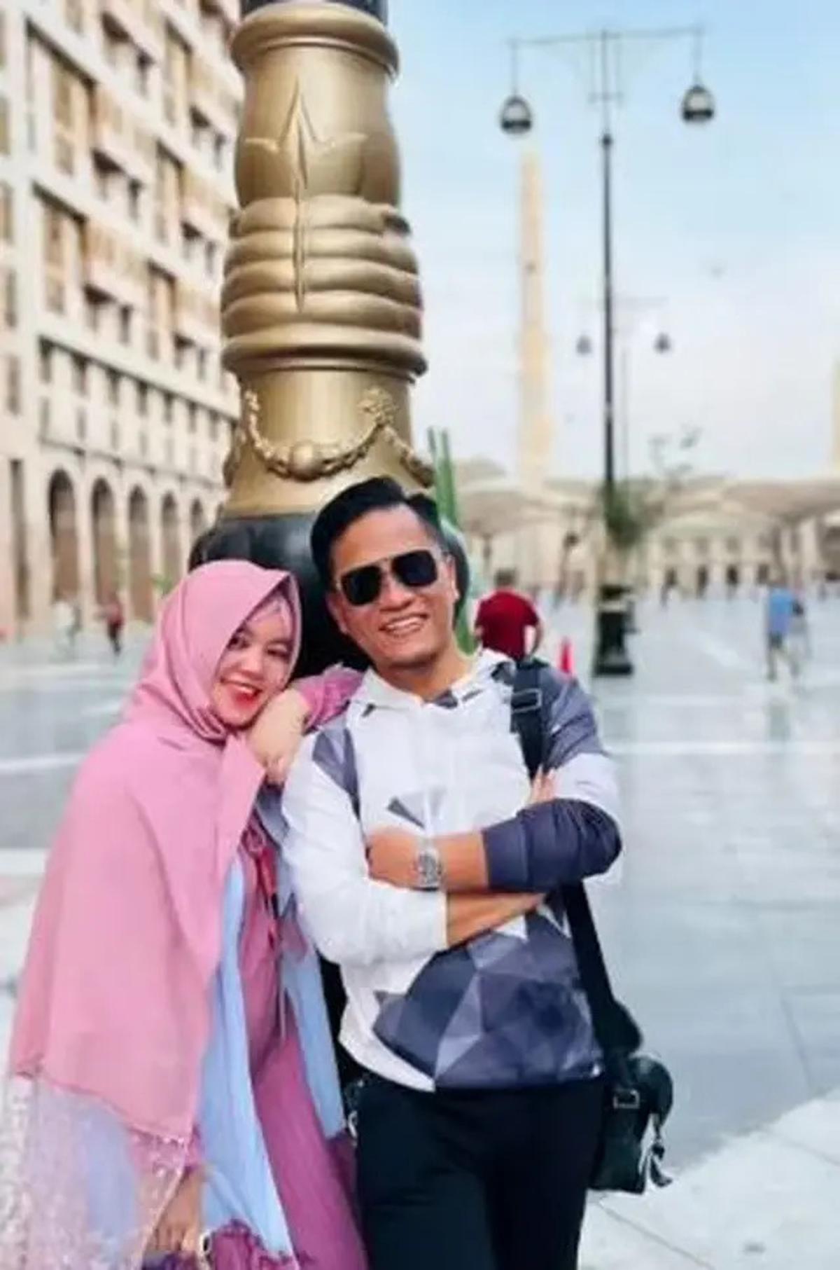 Gaya Istri Miftah Maulana Bagi-Bagi Roti pada Santri yang Jalan Jongkok, Adabnya Tuai Kritik