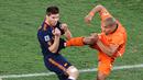 Nigel De Jong - Nigel De Jong adalah pemain kasar yang pernah ada dalam sejarah sepakbola. Kontroversi yang paling diingat oleh public adalah saat De Jong melayangkan tendangan kungfu pada Xabi Alonso di final Piala Dunia 2010 lalu. (AFP/Carl De Souza)