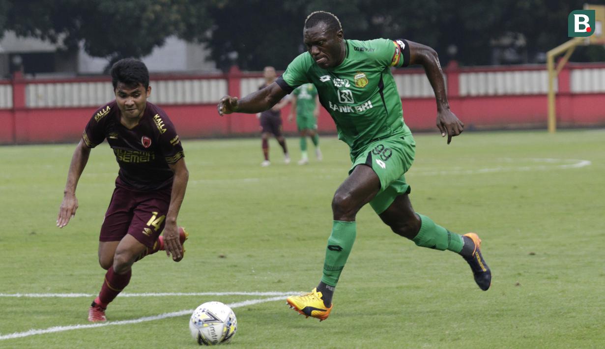 Striker Bhayangkara FC, Herman Dzumafo, saat melawan PSM Makassar pada laga uji coba di Stadion PTIK, Jakarta, Rabu, (5/2/2020). Bhayangkara FC takluk 0-1 dari PSM Makassar. (Bola.com/M Iqbal Ichsan)
