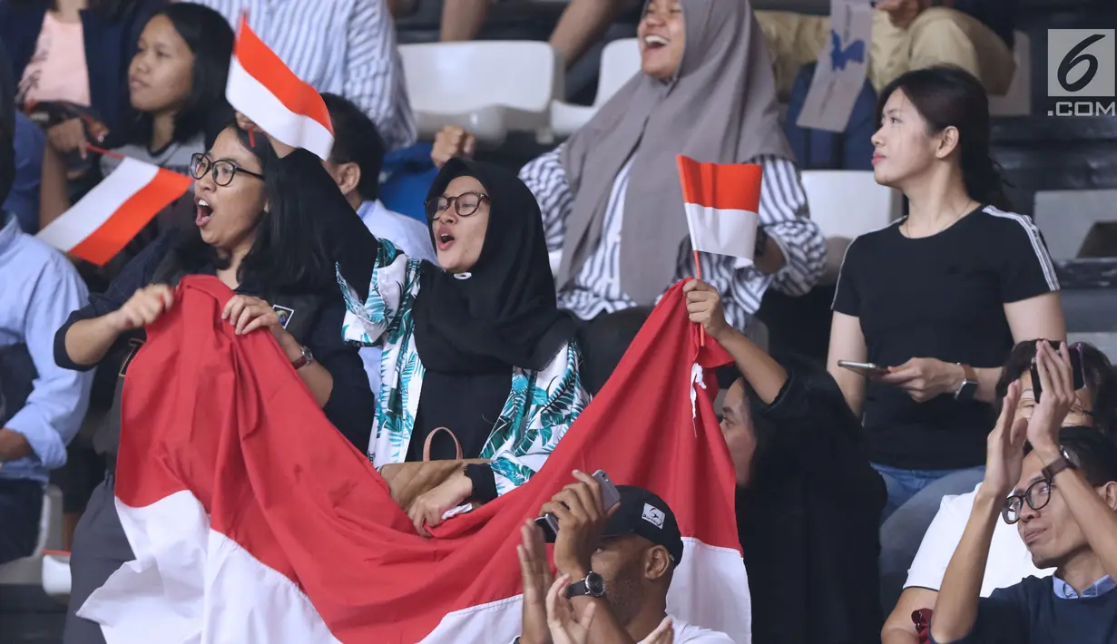 Pendukung tim Korea bersorak saat menyaksikan laga basket putri Indonesia melawan Korea pada babak penyisihan Grup X Basket Putri Asian Games 2018 di Jakarta, Rabu (15/8). Indonesia kalah 40-108. (Liputan6.com/Helmi Fithriansyah)