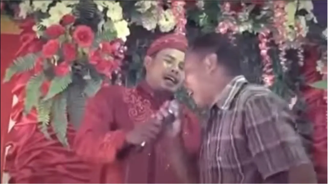 Nyanyi Lagu Rhoma, Pria Ini Nangis di Pernikahan Mantan Istrinya