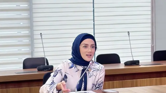 Model Hijab Mulan Jameela yang Cocok untuk Ibu-Ibu Usia 40-an