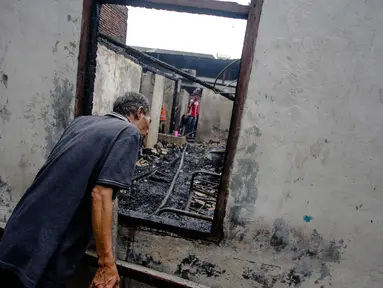 Seorang warga melihat gudang kosmetik yang ludes terbakar Jalan Bandengan 1 No 56, RT 04/12, Kelurahan Pekojan, Kecamatan Tambora, Jakarta Barat, Senin (4/12). Kebakaran yang terjadi pada pukul 10.30 WIB. (Liputan6.com/Faizal Fanani)
