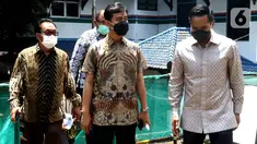 Wali Kota Solo Gibran Rakabuming Raka (tengah), Calon Ketua Umum Kadin Indonesia Anindya Bakrie (kanan) dan Ketua Kadin Solo Gareng S Haryanto (kiri) saat berbincang di Balai Kota, Solo, Jawa Tengah, Jumat
(09/4/2021). (Liputan6.com/Pool/Kadin)