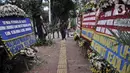 Deretan karangan bunga dari korban asuransi Jiwasraya terpajang di depan Gedung Pengadilan Tipikor, Jakarta, Rabu (3/6/2020). Puluhan karangan bunga tersebut berisi harapan para korban agar kasus segera tuntas dan uang mereka dapat kembali. (merdeka.com/Iqbal S. Nugroho)