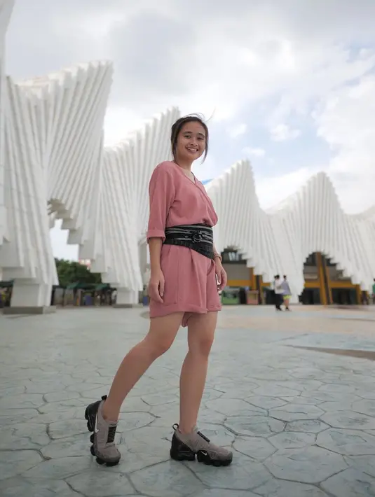 Semenjak menjadi YouTuber, Gritte Agatha mengaku jauh lebih kreatif. Pasalnya ia menggarap konten YouTubenya seorang diri. Channel YouTubenya sudah diikuti kurang lebih satu juta pengikut. (Liputan6.com/IG/@gritteagathaa)