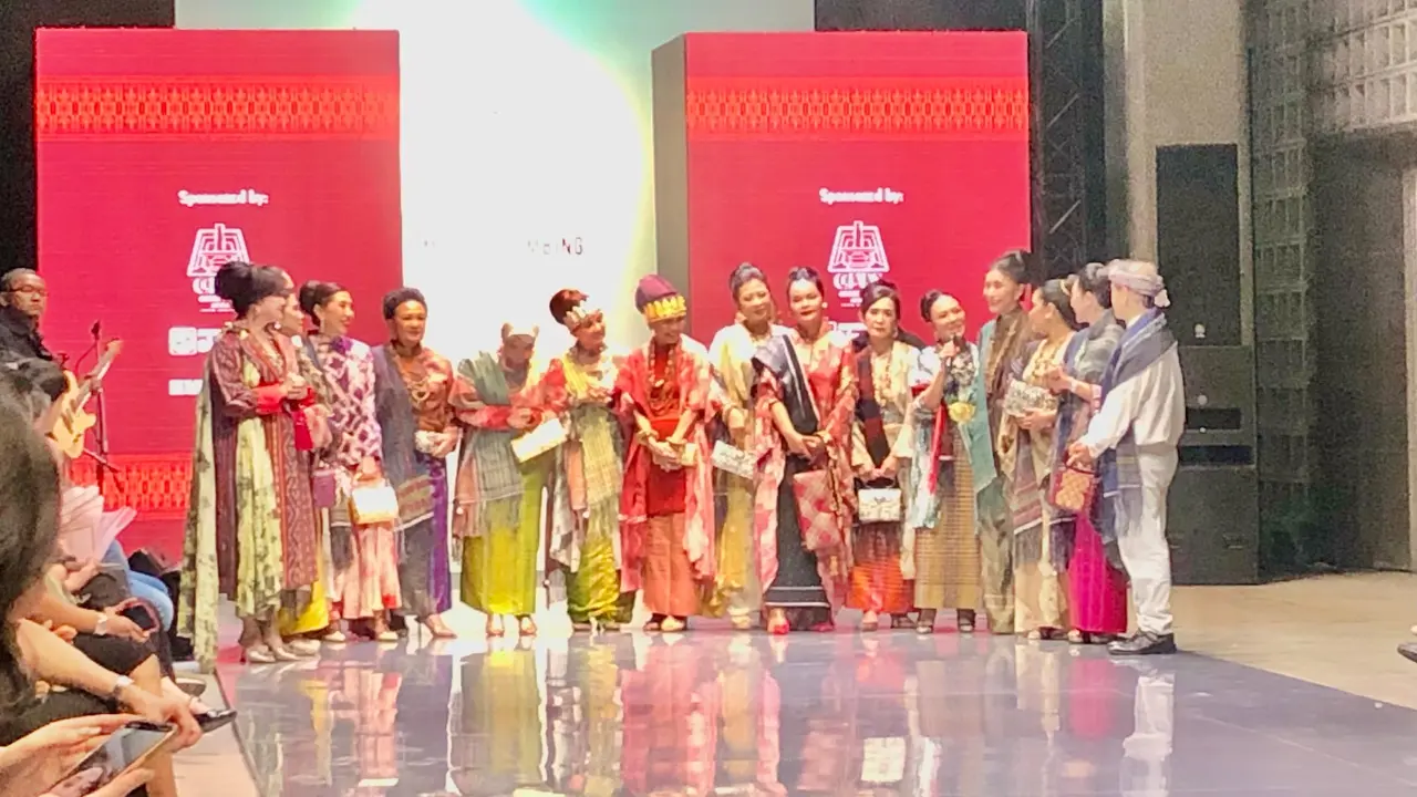 Humbang Kriya pamerkan Humbang Sibori dalam Fashion Show Merdi Sihombing