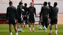 Gelandang Manchester United (MU) asal Argentina, Alejandro Garnacho (tengah) bereaksi saat mengikuti sesi latihan tim di Carrington Training Complex, Manchester, Inggris pada 14 Mei 2025. (Oli SCARFF/AFP)