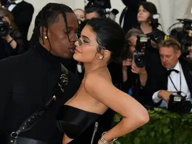 Kylie Jenner mengajak kekasihnya, Traviz Scott menghadiri Met Gala 2018 di Metropolitan Museum of Art New York, Senin (7/5). Untuk pertama kalinya, Kylie Jenner berjalan di karpet merah bersama sang kekasih setelah melahirkan Stromi. (AFP/Angela WEISS)