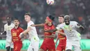 Pemain Persija Jakarta, Hanif Sjahbandi (tengah) berusaha melewati penjagaan sejumlah pemain Persebaya Surabaya dalam laga lanjutan BRI Liga 1 2024/2025 di Stadion Utama Gelora Bung Karno (SUGBK), Senayan, Jakarta, Sabtu (12/04/2025). (Bola.com/M Iqbal Ichsan)