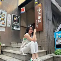 Kamu bisa memadukan tanktop dengan vest dan celana panjang. Tak perlu ribet, kamu bisa memakai sepatu kets ala Yoriko Angeline.