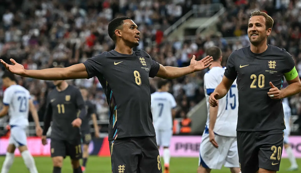Bek Inggris #08 Trent Alexander-Arnold (kiri) berselebrasi dengan Harry Kane setelah mencetak gol kedua tim ke gawang Bosnia-Herzegovina dalam laga uji coba internasional jelang Euro 2024 di St. James' Park, Newcastle, Selasa dini hari WIB (4/6/2024). (Paul ELLIS / AFP)