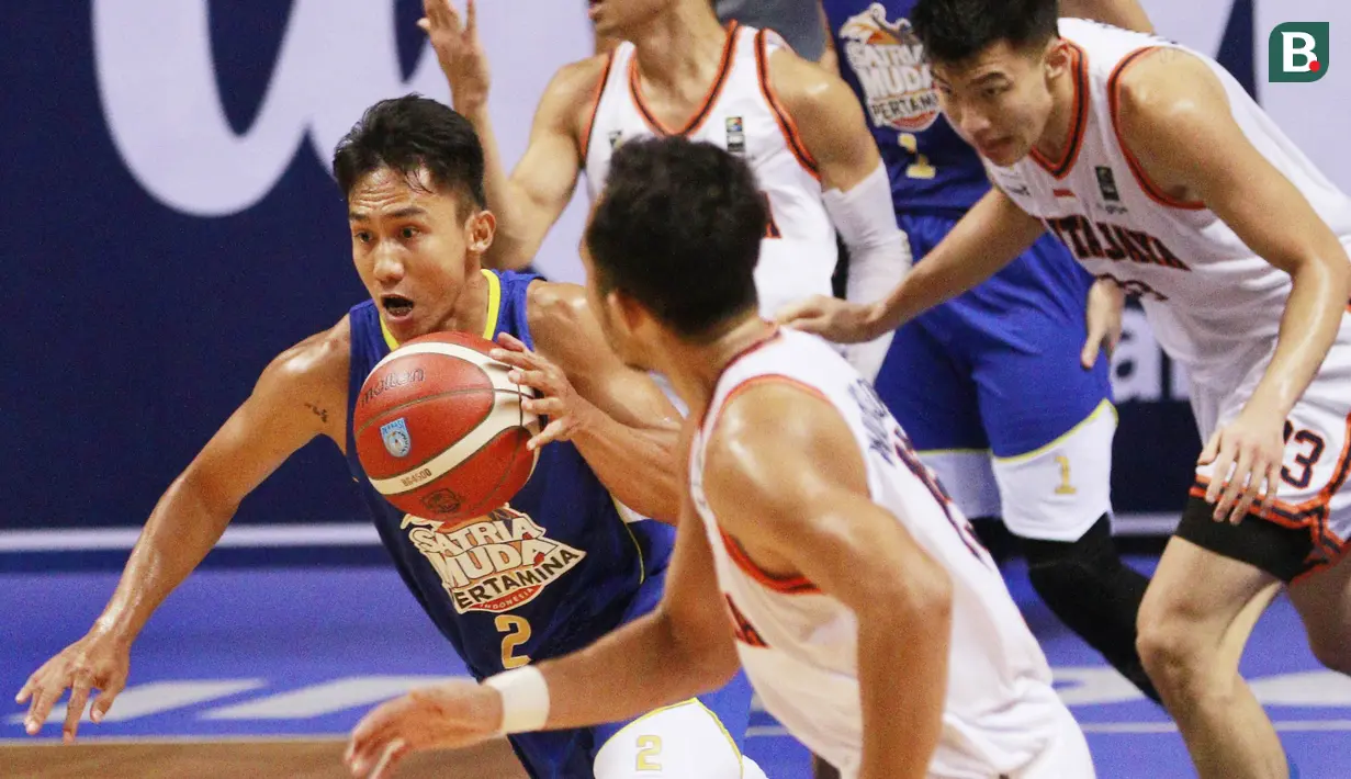 SM bisa kembali memimpin berkat tembakan-tembakan tiga angka yang dibuat Juan Laurent Kokodiputera, Hardianus Lakudu dan Kevin Jonas Sitorus. SM unggul 50-44 di kuarter tiga. (Foto: Bola.com/M. Iqbal Ichsan)