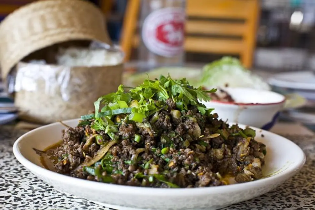 Larb Mote Daeng, kuliner ekstrem di Thailand. (Sumber Foto: travelstart.co.ng)