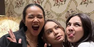 Yura Yunita tampil mengenakan blazer oversize warna hitam dipadukan inner tanktop warna senada. Melengkapi tampilannya dengan dua kalung emas. [@yurayunita]