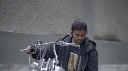 Duta FFI 2019 ini selalu punya 'me time' dengan motor-motor kesayangannya. Ia mengaku mengenarai motor bukan untuk balapan di jalan tapi hanya untuk menikmati dan kumpul bersama teman-teman. Artis 35 tahun ini juga kerap mengunggah posenya bersama moge di Instagram.(Liputan6.com/IG/@chicco.jerikho)