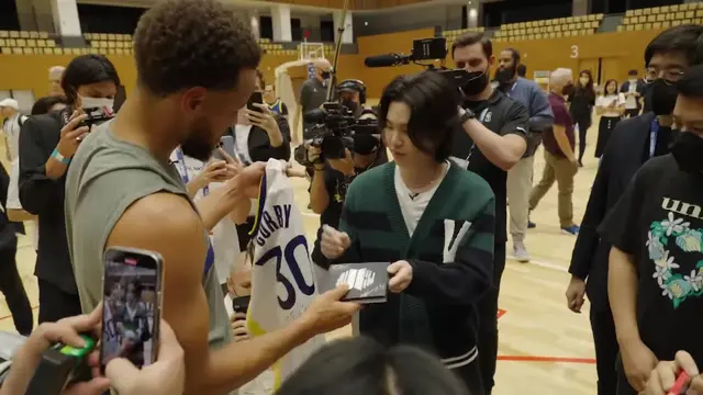 Stephen Curry dan Suga BTS. (Foto: Tangkapan Layar YouTube/ Golden State Warriors)