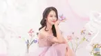 Pemain sinetron ini tampil dalam sebuah pemotretan yang bertema bunga. Penampilannya disebut oleh banyak netizen tanpa flawless yang membuatnya menuai banyak sorotan netizen. Selain itu sosoknya disebut tampak semakin bersinar dengan riasannya yang terbaru. (Liputan6.com/IG/@estapramanita)