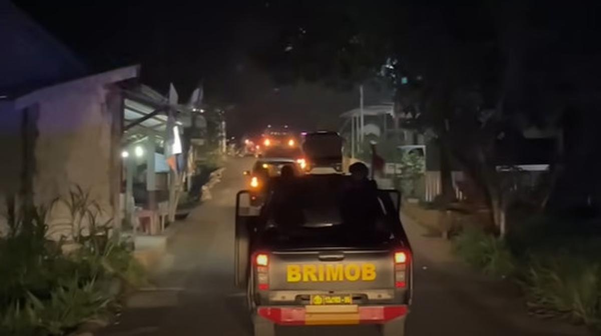 Madura Masuk Kategori Wilayah Sangat Rawan, Beginilah Momen Brimob Polri Saat Patroli Malam Sebelum Pilkada Bersenjata Lengkap