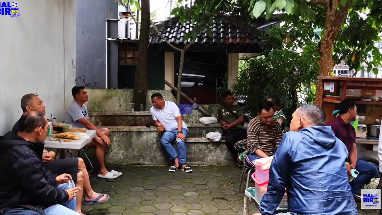 Momen Hangat Jumat Berkah, Letjen Kunto Arief Nikmati Musik Jalanan dan Traktir Warga Bandung