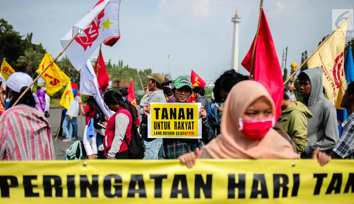 Massa saat menggelar aksi di depan Istana Negara, Jakarta, Senin (25/9). Mereka menyatakan sikap kepada pemerintah untuk menghentikan  perampasan dan Monopoli Tanah melalui program RAPS, serta berbagai skema lainnya. (Liputan6.com/Faizal Fanani)