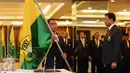 Ketua KONI Pusat, Tono Suratman (kiri) bersiap menyerahkan pataka PBSI kepada Ketua Umum PP PBSI Wiranto saat pelantikan di Jakarta, Kamis (19/1). Wiranto menjabat sebagai Ketua Umum PP PBSI periode 2016-2020. (Liputan6.com/Helmi Fithriansyah)