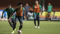 Gelandang Timnas Indonesia, Bayu Pradana, berusaha melewati Yabes Roni saat latihan di Stadion Maguwoharjo, Sleman, Minggu (11/6/2017). (Bola.com/Vitalis Yogi Trisna)