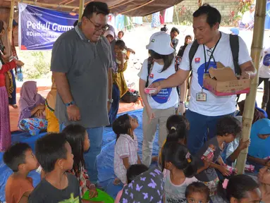 GM Fine Food &Beverage PT Sukanda Djaya Jong Fan Nie dan GM PT Sukanda Djaya Cabang Mataram Nares Changsamlee bersama para pengungsi gempa Lombok saat kegiatan CSR Diamond Group Peduli di Dusun Trengan Timur, Sabtu (8/9).  (Liputan6.com/HO/Eko)