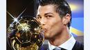 Cristiano Ronaldo mencium trofi Ballon d'Or" sebagai pemain terbaik Eropa, 7 Desember 2008. Ronaldo menjadi pemain MU pertama setelah George Best di tahun 1968. (AFP/Franck Fife)