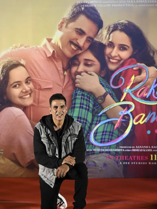 Aktor Bollywood Akshay Kumar berpose saat acara promosi film terbarunya 'Raksha Bandhan' di Kolkata (8/8/2022). Akshay mengatakan bahwa Raksha Bandhan adalah drama komedi yang ditulis bersama oleh Himanshu Sharma dan Kanika Dhillon. (AFP/Dibyangshu Sarkar)