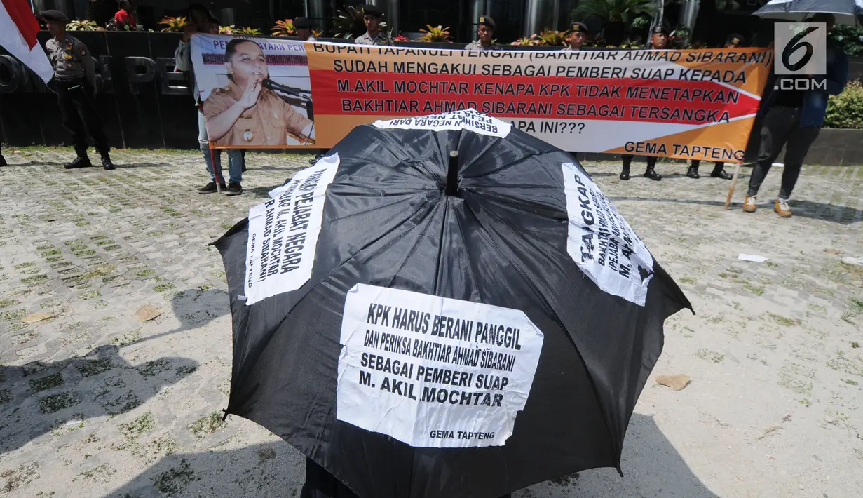 Aktivis dari Gema Tapteng membentangkan spanduk saat melakukan unjuk rasa di depan gedung KPK, Jakarta (9/5). Suap tersebut terkait sengketa Pilkada Tapanuli Tengah 2011 lalu. (Merdeka.com/Dwi Narwoko)